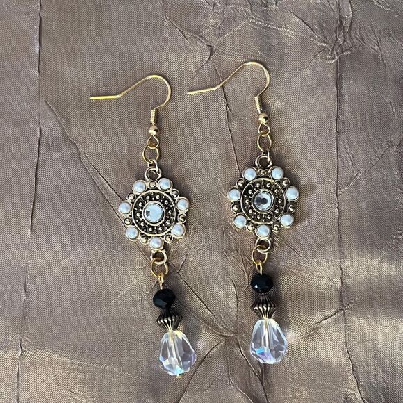 Elegant & Timeless Vintage Style Handmade Romantic Gold Victorian Earrings - Picture 4 of 10